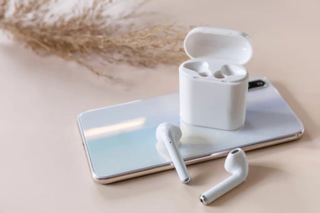 Apple iPhone & wireless headphones